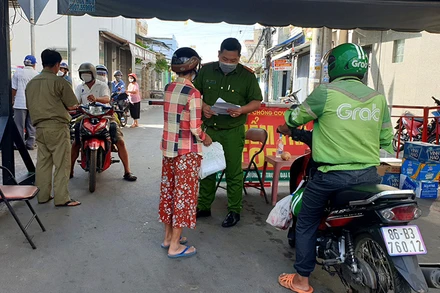 Chốt kiểm soát người và phương tiện ra vào “vùng đỏ” phường Đức Nghĩa, TP Phan Thiết (Bình Thuận).