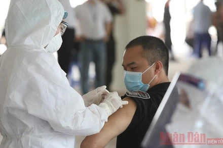 Tiêm vaccine phòng Covid-19 cho công nhân công ty FuHong, Bắc Giang (Ảnh: Tuệ Lâm).