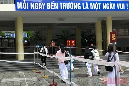 Học sinh lớp 12 Trường THPT Trần Phú đến trường sáng 22/11.