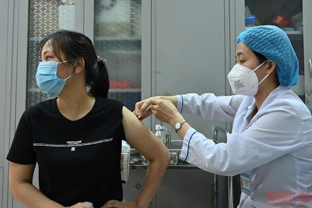 Tiêm vaccine ngừa Covid-19 cho người dân. (Ảnh: DUY LINH)