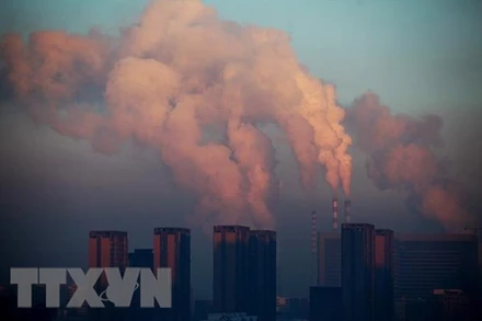 Khí thải tại nhà máy nhiệt điện ở Trường Xuân, tỉnh Cát Lâm, Trung Quốc. (Ảnh: AFP/TTXVN)