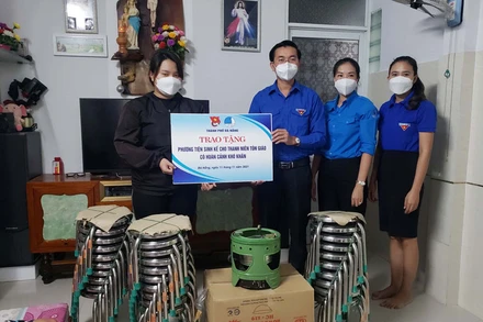 Trao phương tiện sinh kế cho gia đình Ánh Tuyết.