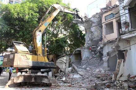 Lực lượng chức năng tháo dỡ các công trình tại phường Định Công để bàn giao mặt bằng cho dự án đường vành đai 2,5.