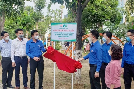 Kéo băng khánh thành khu vui chơi.