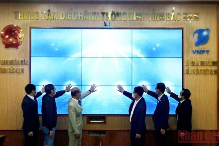 Các đại biểu nhấn nút khai trương Cổng thông tin du lịch thông minh Bắc Kạn.