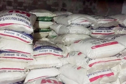 10 tấn đường cát Thái Lan nghi vấn nhập lậu từ Campuchia về Việt Nam trên khu vực biên giới huyện An Phú bị phát hiện vào ngày 6/11 vừa qua. (Ảnh: TTXVN)