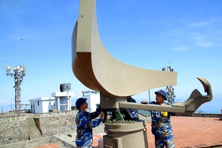 Bảo quản ra-đa tại Trung đoàn 351.