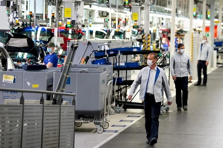 Một dây chuyền lắp ráp ô-tô trong nhà máy của Volkswagen ở Wolfsburg, Đức. (Ảnh: Pool/Reuters)