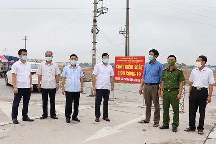Chốt kiểm soát dịch tại xã Bồ Sao, huyện Vĩnh Tường, tỉnh Vĩnh Phúc. 