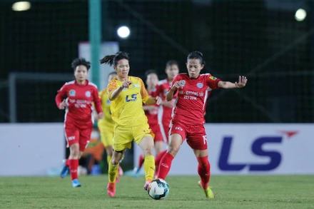 Than khoáng sản Việt Nam (áo đỏ) thi đấu nỗ lực. (Ảnh: VFF)