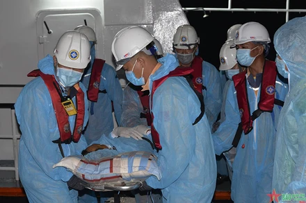 Thuyền viên được cứu kịp thời, đưa về bờ an toàn.