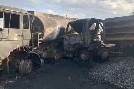 Xe tải và xe bồn sau vụ va chạm. (Ảnh: Reuters)