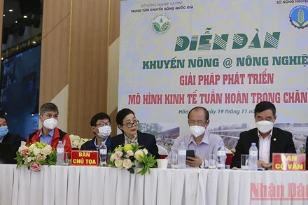 Đại diện lãnh đạo Trung tâm Khuyến nông quốc gia, Cục Chăn nuôi, Sở Nông nghiệp và Phát triển nông thôn tỉnh Hòa Bình tại diễn đàn.