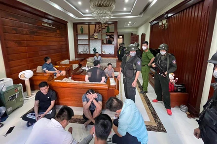 Các đối tượng cùng tang vật trong đường dây đánh bạc.