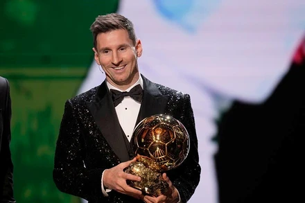 Messi dành Quả bóng Vàng 2021. (Ảnh: AP)