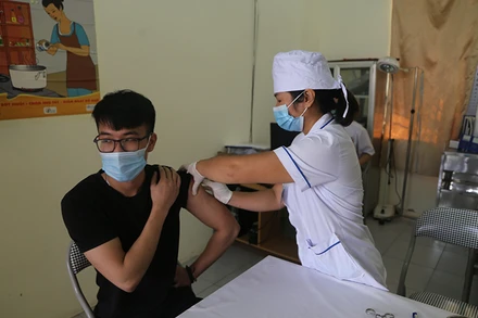 Tiêm vaccine phòng Covid-19 cho người dân tại Trạm Y tế phường Phùng Chí Kiên, TP Bắc Kạn. 