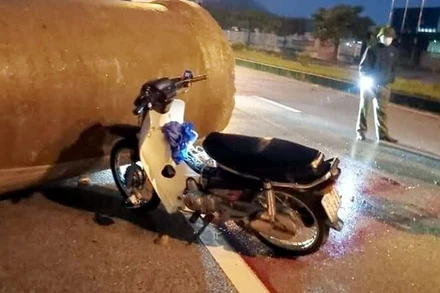 Hiện trường vụ tai nạn xe máy vào ống cống bỏ giữa đường khiến 2 người tử vong.