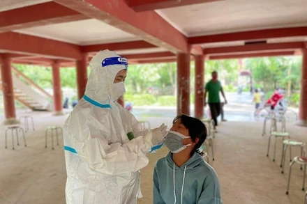 Lấy mẫu xét nghiệm cho người dân xã Noong Hẹt, huyện Điện Biên.