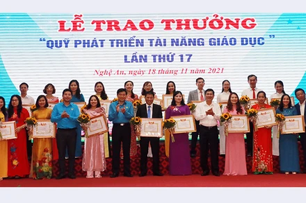 19 gương mặt giáo viên xuất sắc được trao thưởng Quỹ phát triển tài năng lần thứ 17 (Ảnh: Mỹ Hà)