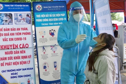 Lấy mẫu xét nghiệm sàng lọc Covid-19 cho học sinh tại những địa bàn có dịch.