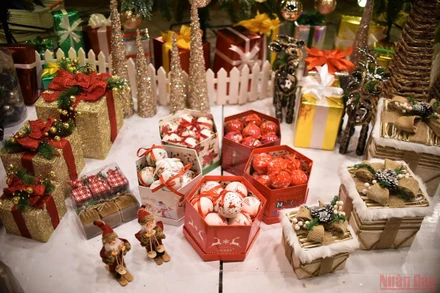 Phố Hàng Mã thay áo đón mùa Giáng sinh