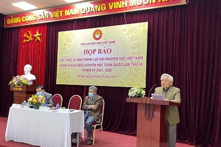 Phó Chủ tịch, Tổng Thư ký Hội khuyến học Việt Nam, GS, TS Phạm Tất Dong phát biểu tại buổi họp báo.