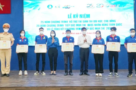 Trao bằng khen cho các tập thể, cá nhân có thành tích xuất sắc trong suốt 25 năm thực hiện Chương trình hỗ trợ thí sinh.