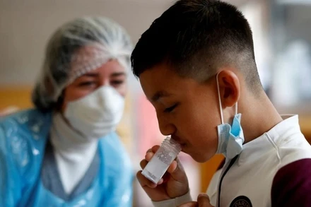 Lấy mẫu xét nghiệm Covid-19 tại trường tiểu học Lepeltier ở La Trinite, Nice, Pháp. (Ảnh: Reuters)