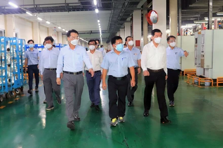 Lãnh đạo tỉnh Đồng Nai kiểm tra công tác phòng, chống dịch và phục hồi sản xuất tại một doanh nghiệp trong khu công nghiệp ở huyện Nhơn Trạch. 