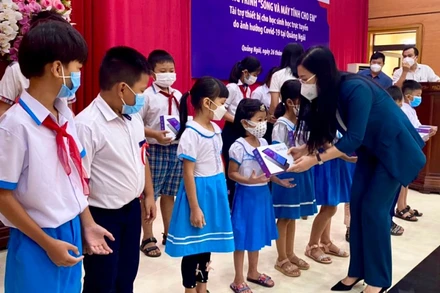 Bí thư Tỉnh ủy, Chủ tịch HĐND tỉnh Quảng Ngãi Bùi Thị Quỳnh Vân trao máy tính bảng cho học sinh có hoàn cảnh khó khăn. 