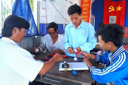 Một lớp truyền nghề cho lao động nông thôn ở xã Lợi An, huyện Trần Văn Thời vào tháng 8/2019.