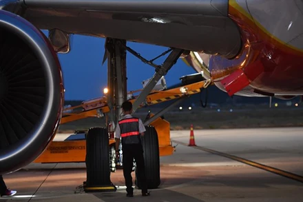 Tàu bay VN-A544 và VN-A636 tạm thời dừng bay để đánh giá kỹ thuật. (Ảnh: CTV/Vietnam+)