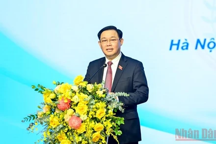 Chủ tịch Quốc hội Vương Đình Huệ phát biểu tại Lễ khai giảng và gặp mặt, tri ân các thầy, cô của Trường Đại học Y Hà Nội. (Ảnh: Duy Linh)