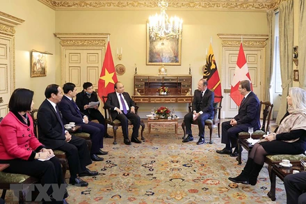 Chủ tịch nước gặp Thống đốc bang Geneva Serge Dal Busco. (Ảnh: TTXVN)