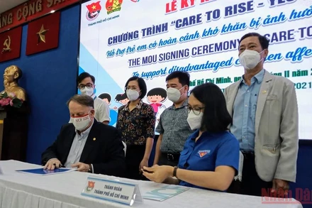 Ký kết tại chương trình “Care to Rise – Yêu thương nâng bước”. 