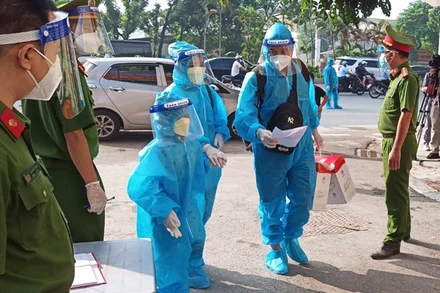 Người dân quận Thanh Xuân (Hà Nội) trở về nhà sau thời gian cách ly tập trung.