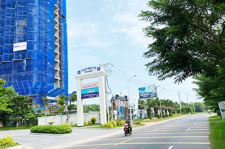 Nền đất Dự án The Apus đang được rao bán từ 50 đến 70 triệu đồng/m2, nhưng khu đất Công ty TNHH Tài Tiến nằm kế bên trúng đấu giá với 1,55 triệu đồng/m2. 