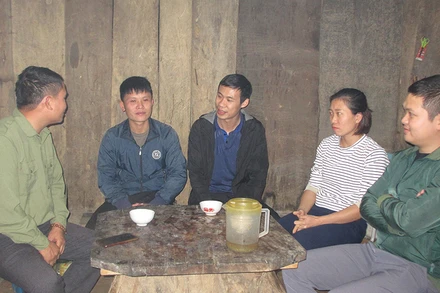 Thầy giáo Đức và cô Bình (thứ 2 và thứ 4 từ trái qua) cùng các thầy giáo cắm bản tại Làng Sáng, xã Háng Đồng.