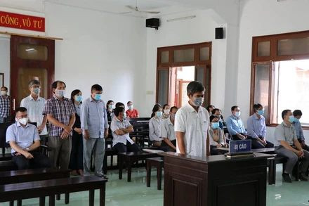 Các bị cáo tại phiên tòa sơ thẩm vụ cố ý làm lộ bí mật Nhà nước xảy ra tại kỳ thi tuyển công chức năm 2017 - 2018 tỉnh Phú Yên.