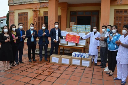Trao quà hỗ trợ cho Bệnh viện Phổi tỉnh Thái Bình chiều 22/11.