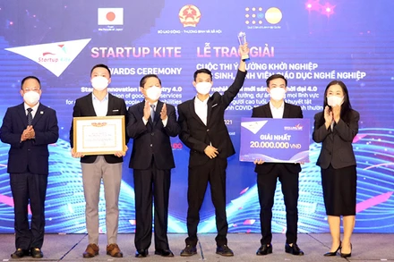 Ban tổ chức trao thưởng cho nhóm tác giả đoạt giải Nhất (Ảnh: Chí Tâm)