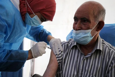 Tiêm vaccine ngừa Covid-19 tại Algeria.