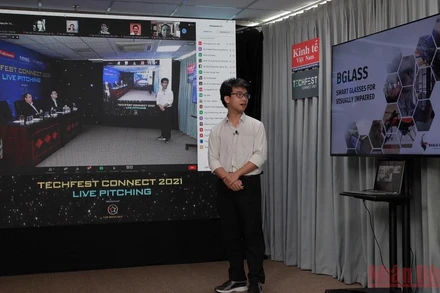 Một nhà khởi nghiệp thuyết trình sản phẩm công nghệ của nhóm mình. (Ảnh: HÀ LINH)