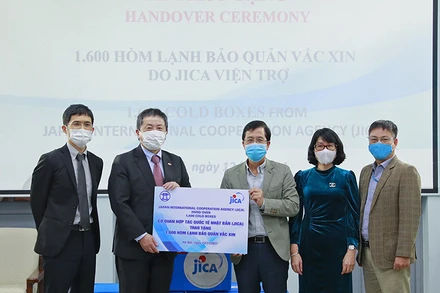 Ông SHIMIZU Akira, Trưởng Đại diện JICA Việt Nam (thứ 2 từ trái sang) và GT, TS Đặng Đức Anh, Viện trưởng NIHE (thứ 3 từ trái sang) trong buỗi lễ trao tặng. (Ảnh: JICA Việt Nam)