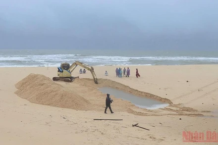 Sợ nước lũ làm chết cá nuôi trong vùng sông Lễ Thịnh, người dân thôn Phú Lương, xã Anh Ninh Đông, huyện Tuy An, Phú Yên tự vận động khơi thông cửa biển, nhưng rất khó khăn.