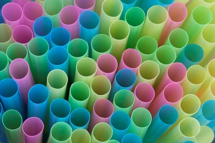 Ống hút nhựa dùng một lần tại Anh được chụp năm 2018. (Ảnh: Reuters)