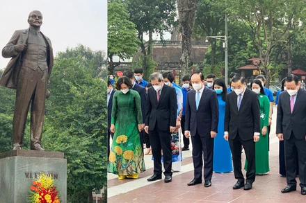 Đoàn đại biểu thành phố Hà Nội dâng hoa, tưởng nhớ Lãnh tụ Cộng sản V.I.Lenin. (Ảnh: Duy Linh)