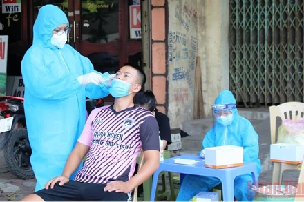 Nhân viên y tế Thanh Hóa lấy mẫu giám sát Covid-19 trong cộng đồng.