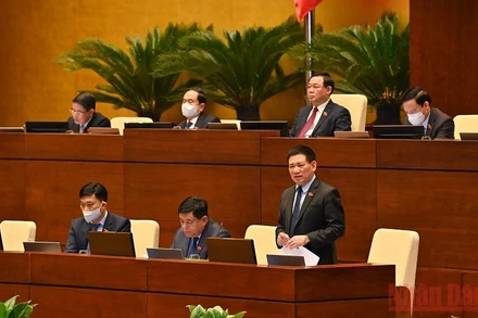 Bộ trưởng Tài chính Hồ Đức Phớc phát biểu giải trình, làm rõ một số vấn đề đại biểu Quốc hội nêu trong phiên thảo luận chiều 9/11. (Ảnh: LINH NGUYÊN)