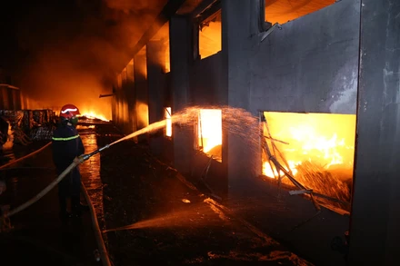 Lực lượng chức năng trắng đêm dập tắt đám cháy.